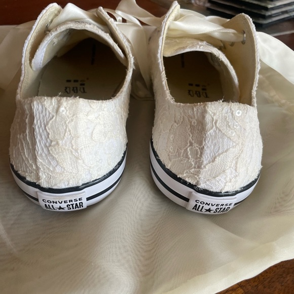 White lace Converse size 7 never worn. - Picture 4 of 4